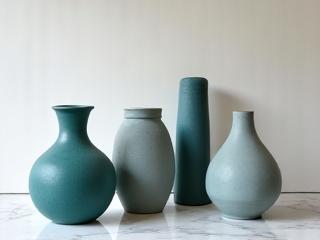 Udvalg af keramik i Hazy Gray toner og grønne planter